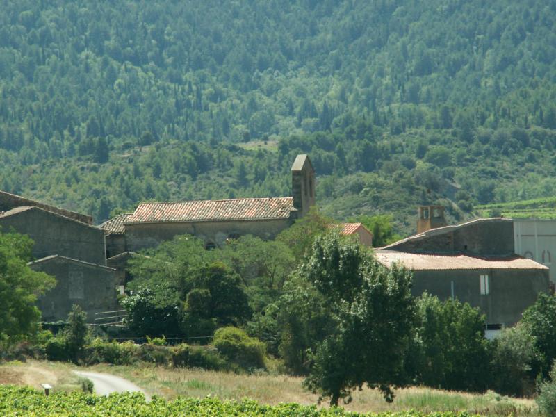 Corbières mit Dorfkirche und Weinbergen