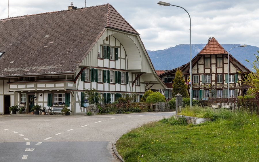 Bäuerliche Wohnhäuser in der Herrengasse in Leuzigen BE (2019)