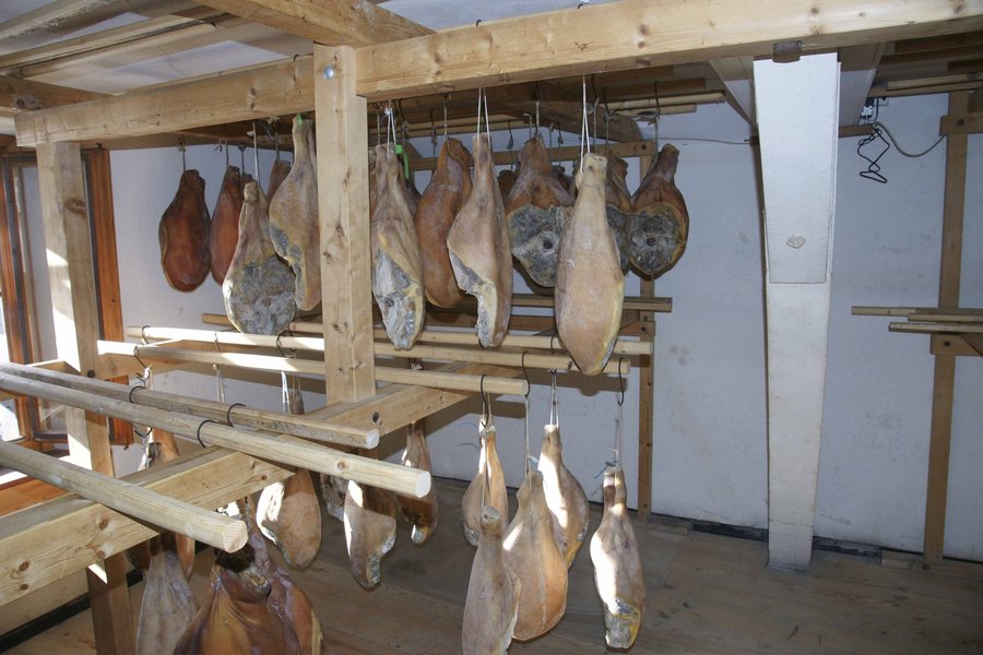 File:101124 FLEISCHTROCKNUNG-BRÜGGER PARPAN 002 web.jpg