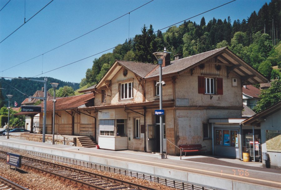 File:SBB Historic - F 122 01001 005 - Signau Stationsgebaeude mit Gueterschuppen Bahnseite.jpg