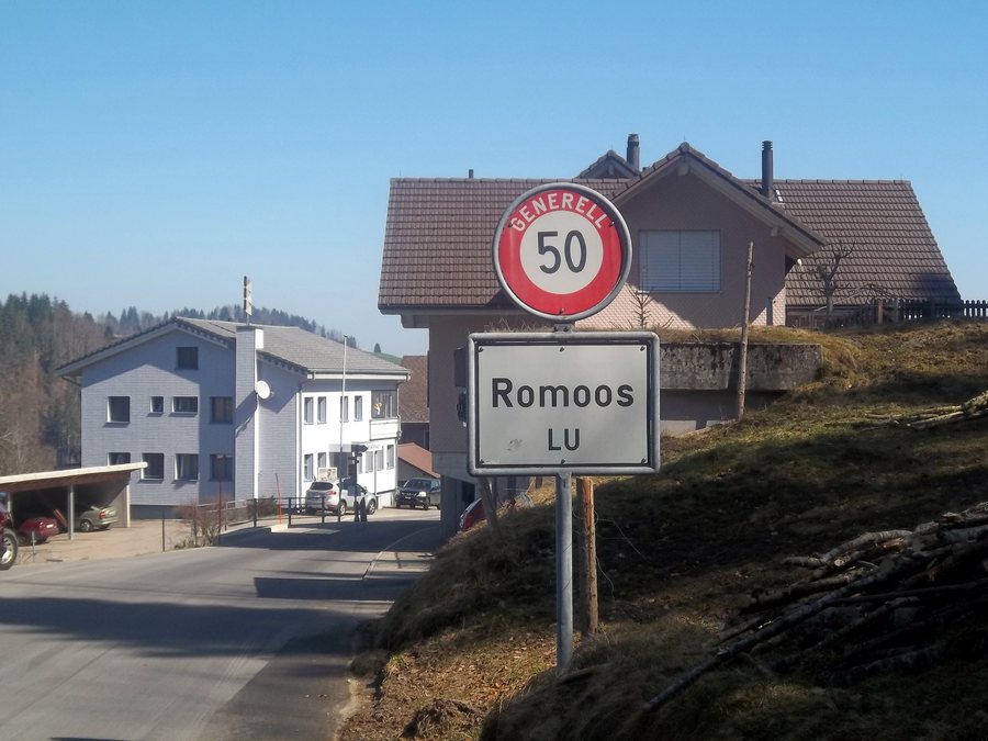 File:Entrada-Romoos-Lucerna-Suiza.JPG