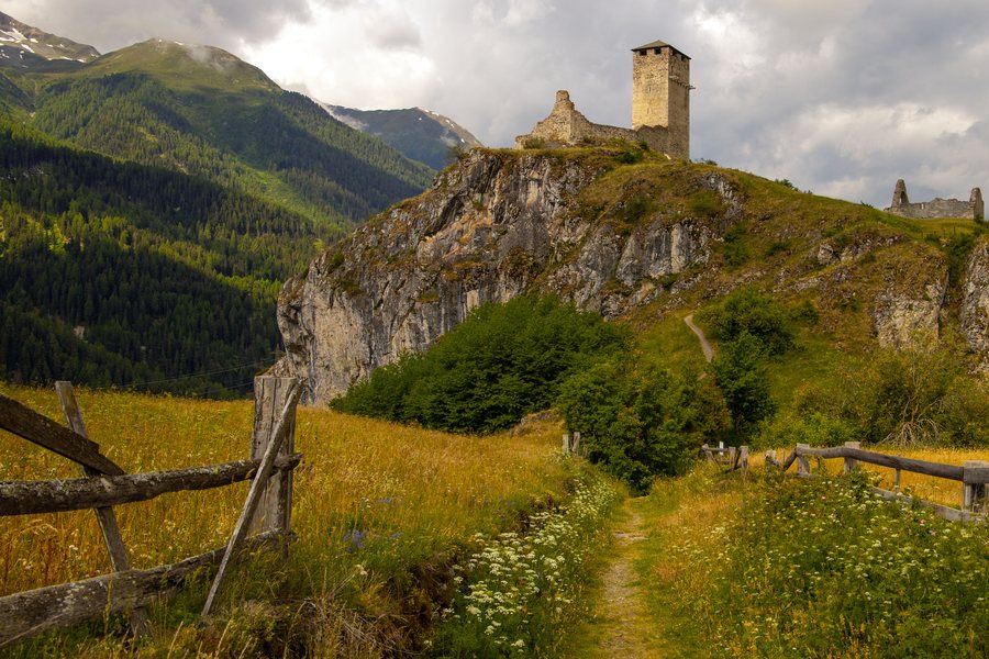File:Castle ruin Steinsberg Ardez.jpg