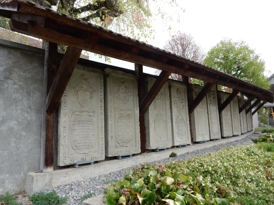 File:Worb Grabplatten Patrizier.jpg