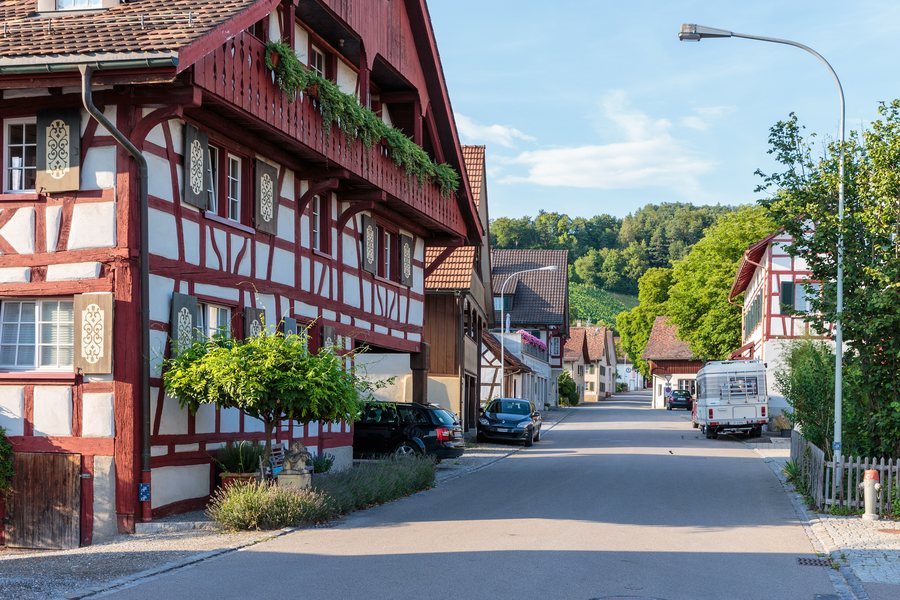 File:Bachstrasse in Stammheim ZH (2017).jpg