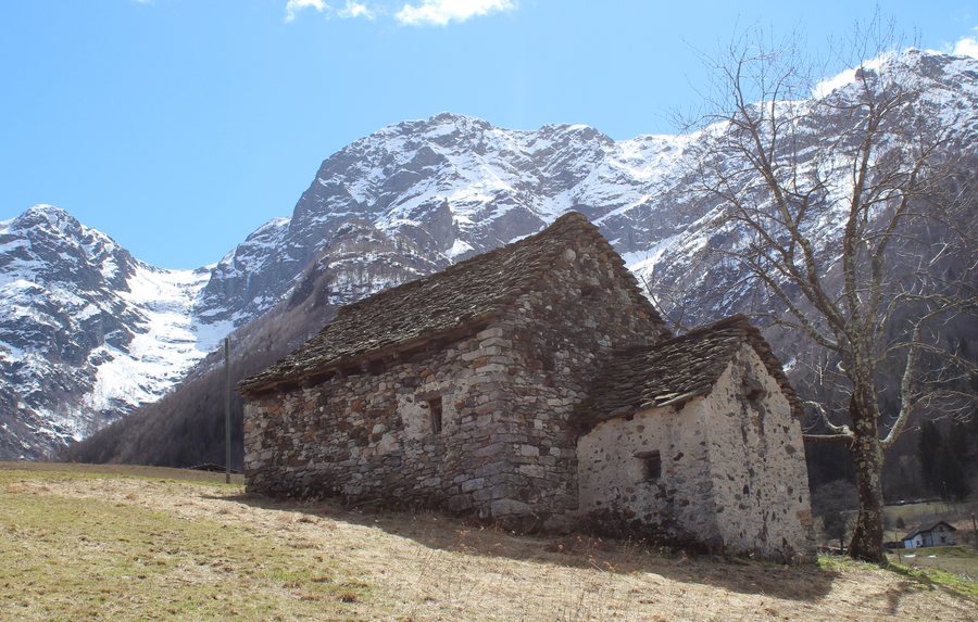 File:Palagnedra in the Centovalli, Switzerland.JPG