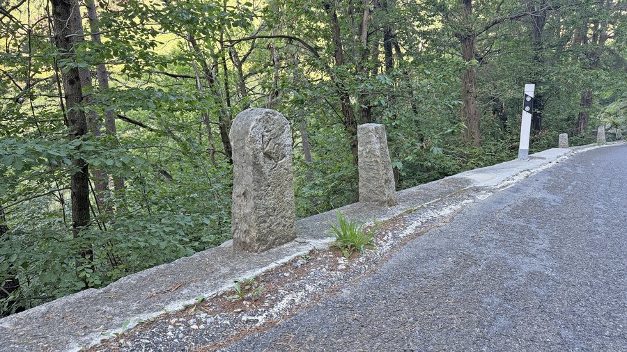 File:Milestone Lavorgo-Sobrio Km 2 (01).jpg