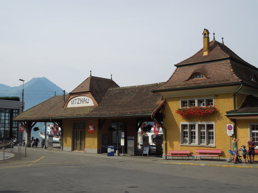 File:Vitznau - Schiffstation.jpg