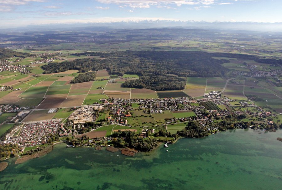 File:Flugaufnahme von Sutz-Lattrigen in südöstlicher Richtung.jpg