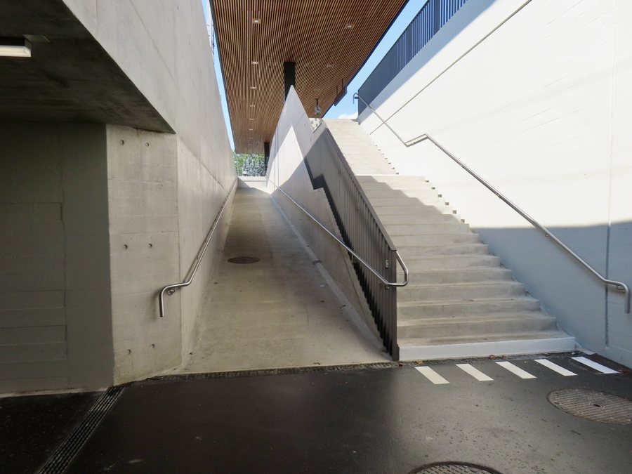 File:Bahnhof Küsnacht ZH Aufgang Bergseite.jpg