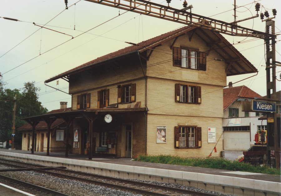 File:SBB Historic - F 122 00543 002 - Kiesen Stationsgebaeude Bahnseite.jpg