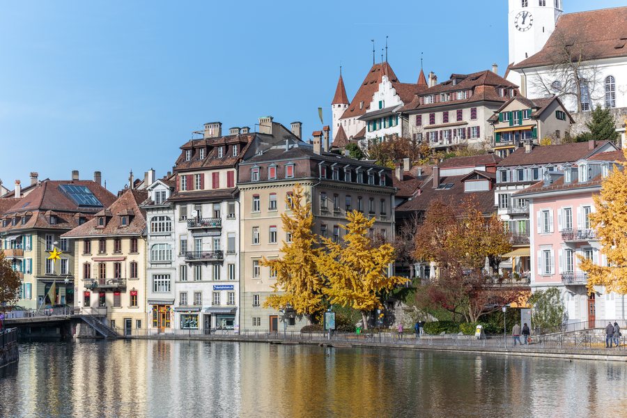 File:Aare und Aarequai (Obere Hauptgasse) in Thun BE (2014).jpg