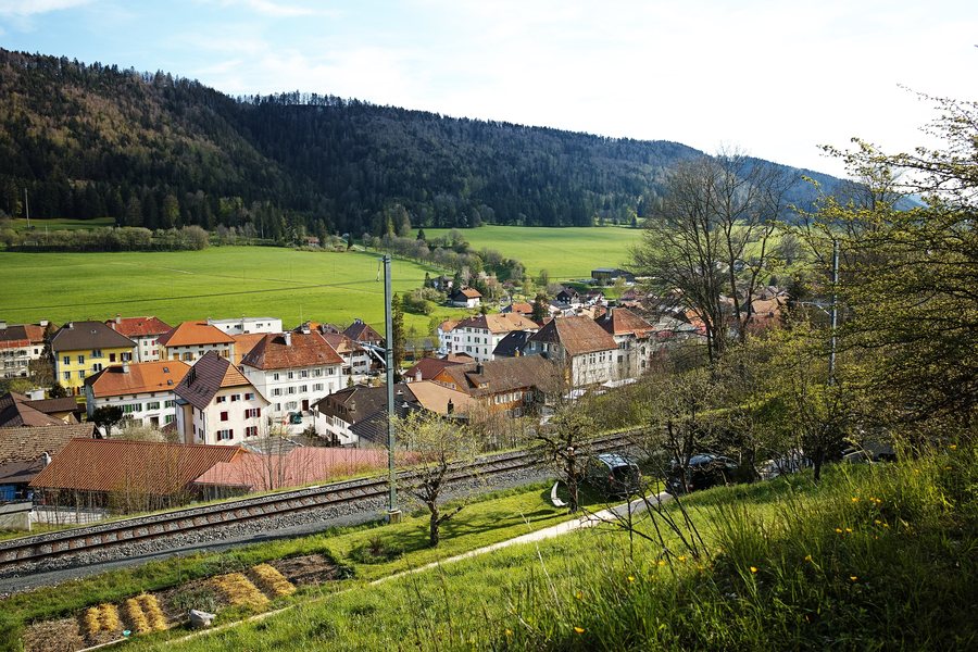 File:Sonvilier 03 with railway line.jpg