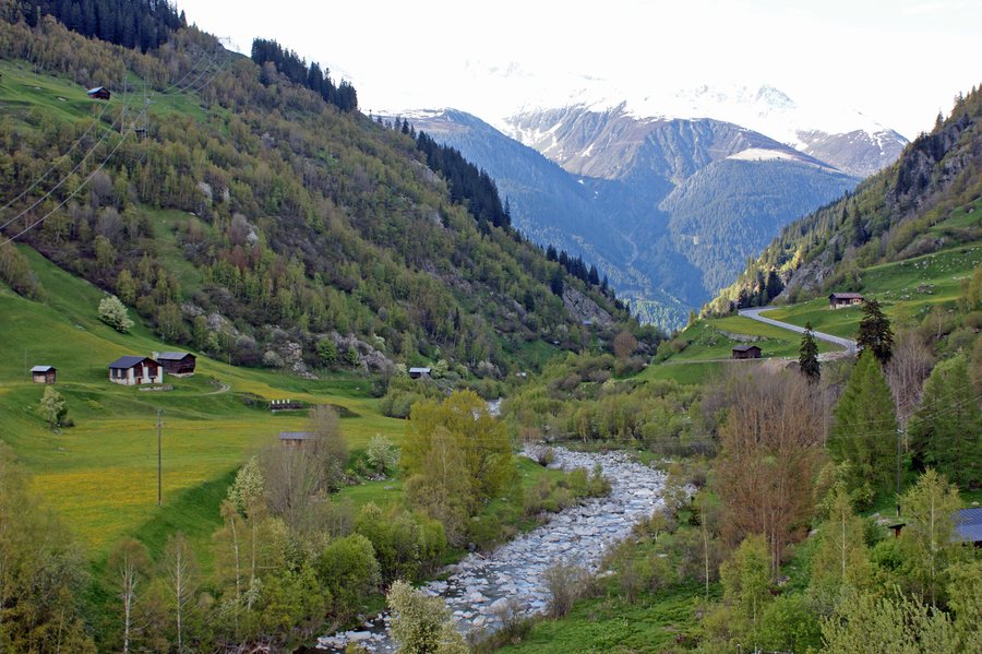 File:Rein da Medel bei Curaglia.jpg