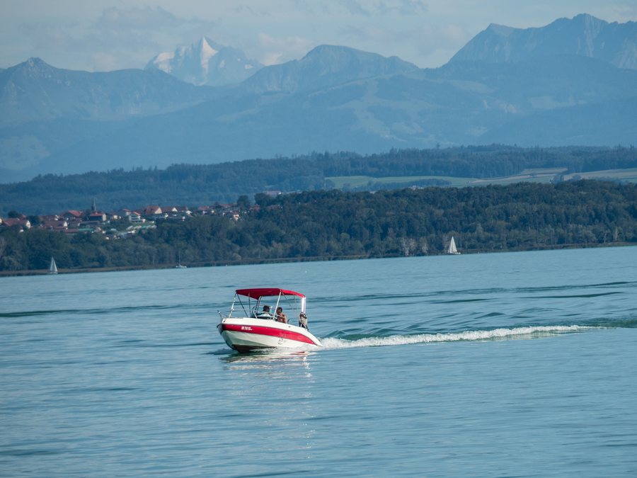 File:Dreikantonseck im Neuenburgersee, Portalban FR, Cortaillod NE und Chevroux VD 20240907-jag9889.jpg