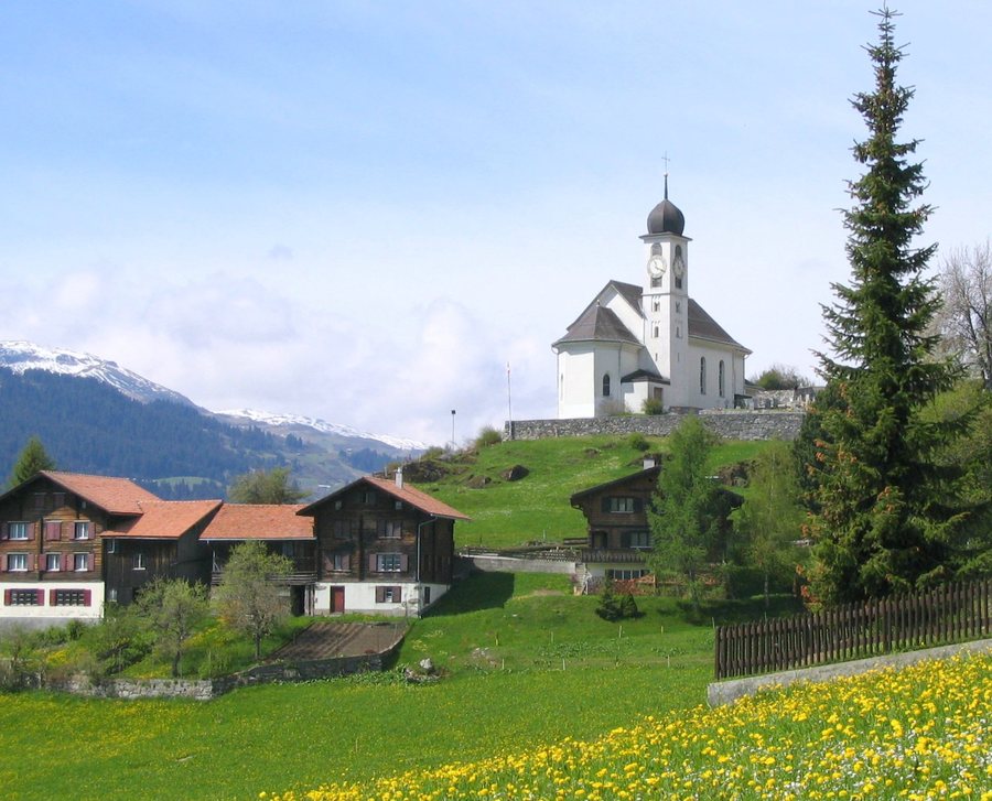 File:Ruschein-Dorfansicht mit Kirche S. Gieri.jpg