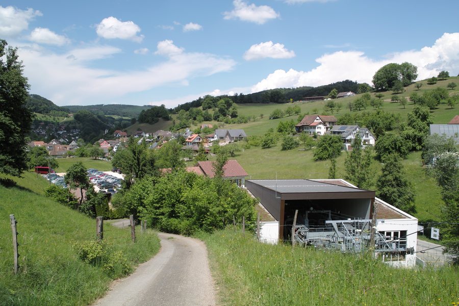 File:Reigoldswil mit Wasserfallenbahn.jpg