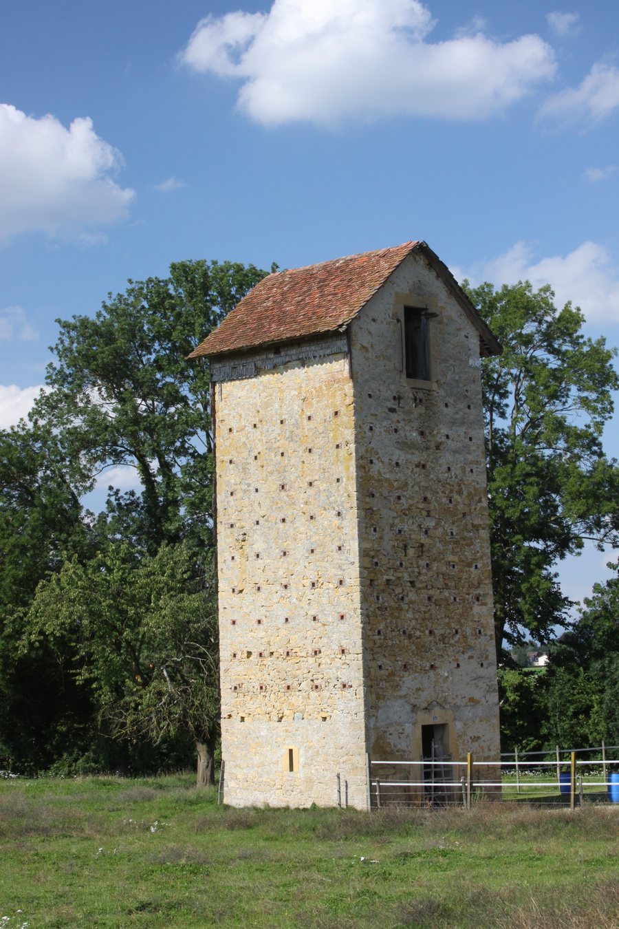 File:Turmspeicher Greng Jul 2011.jpg