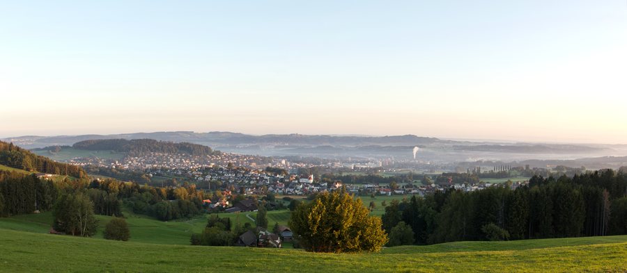 File:Panorama Oberuzwil vom Eppenberg Herbst 2018.jpg