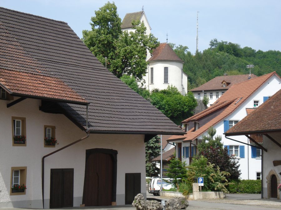 File:Dorfplatz Wölflinswil.jpg
