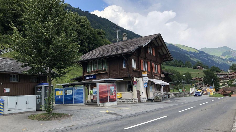 File:Oberried am Brienzersee railway station.jpg