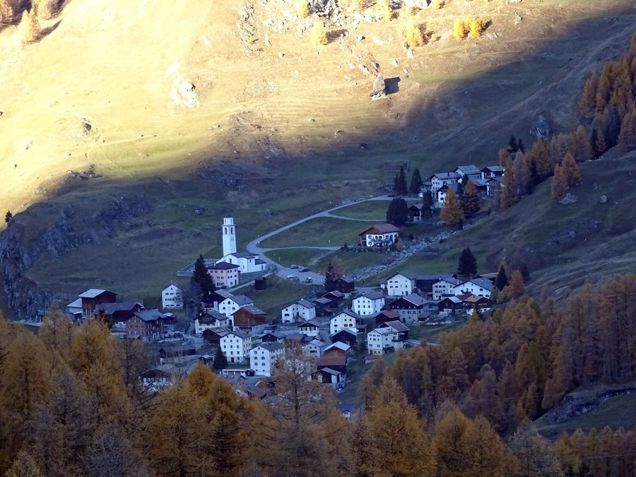 File:Sur as seen from Marmels Castle.jpg
