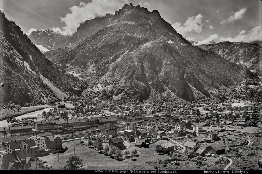 File:Erstfeld CH-NB Photoglob-Wehrli EAD-WEHR-12255-B (cropped).webp