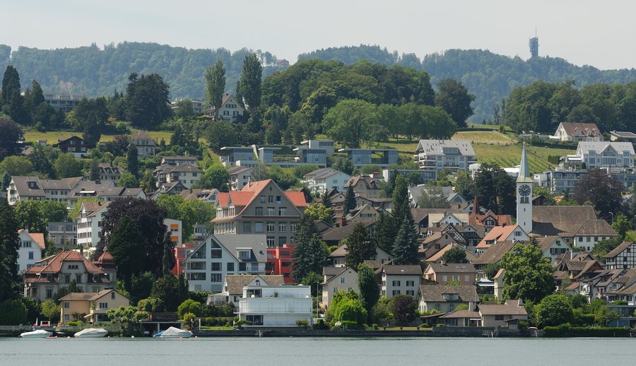 File:Blick vom Zürichsee auf Rüschlikon (2009).jpg