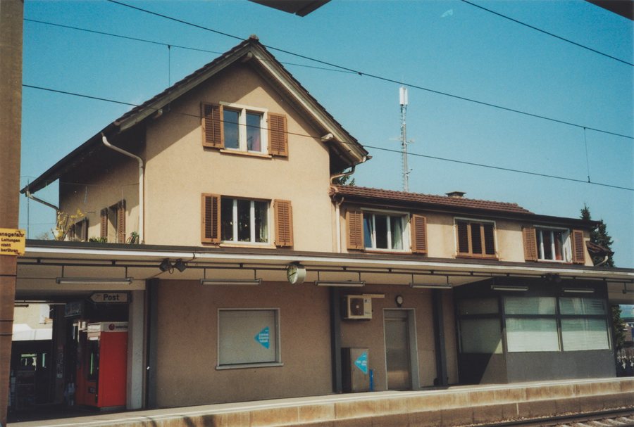 File:SBB Historic - F 122 01007 002 - Sirnach Stationsgebaeude Bahnseite.jpg