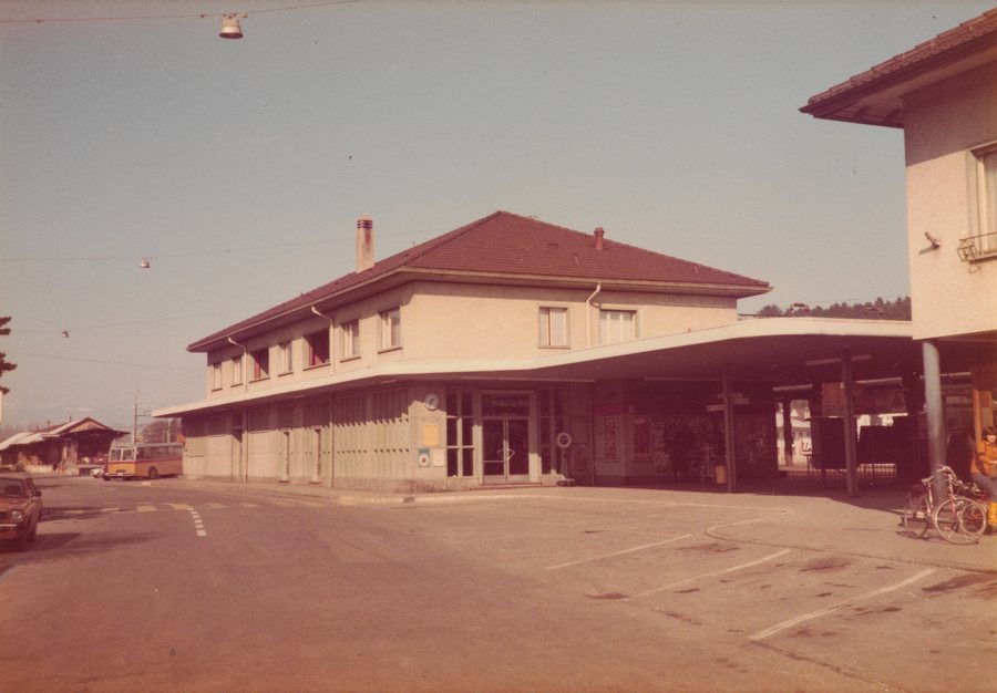 File:SBB Historic - F 122 00635 001 - Lyss Stationsgebäude Strassenseite.jpg
