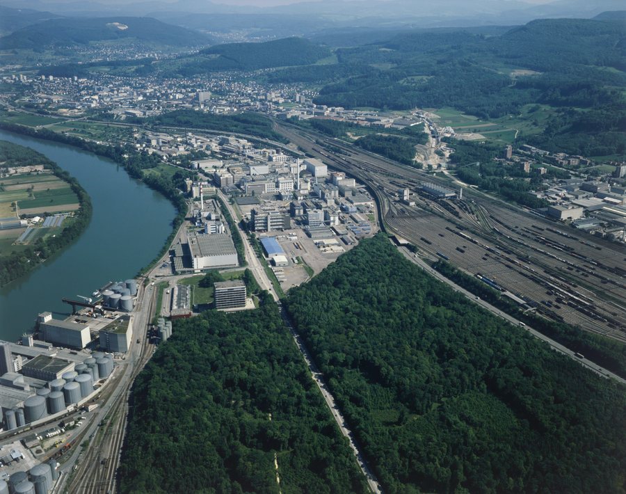 File:Luftbild - Schweizerhalle und Muttenz.jpg