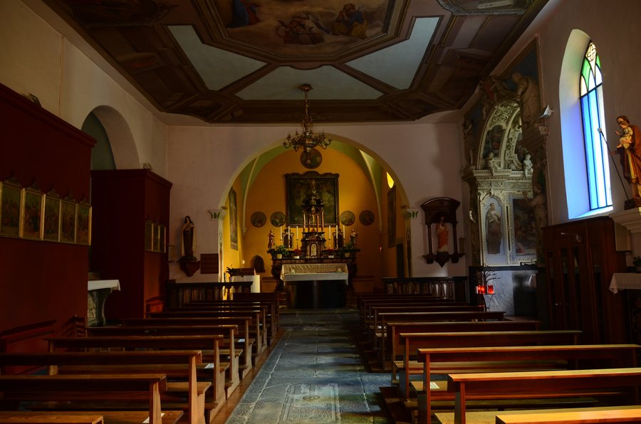 File:Intorno della chiesa di Menzonio Lavizzara.jpg