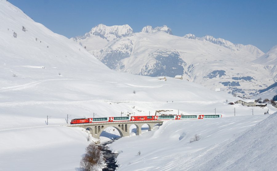 File:MGB HGe 4-4 II Hospental mit Glacier Express.jpg