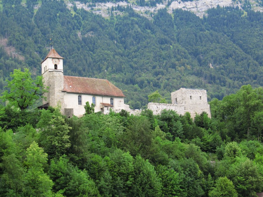Kirche und Burgruine Ringgenberg