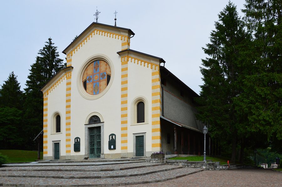 File:Esino Lario - chiesa di San Vittore - facciata - 08.jpg