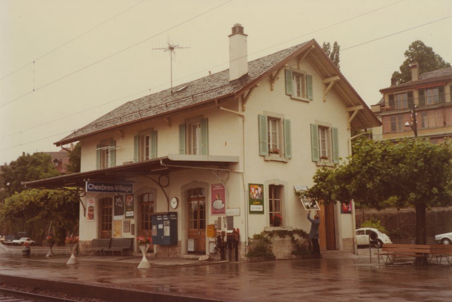 File:SBB Historic - F 122 00237 001 - Chexbres-Village Stationsgebaeude Bahnseite.jpg