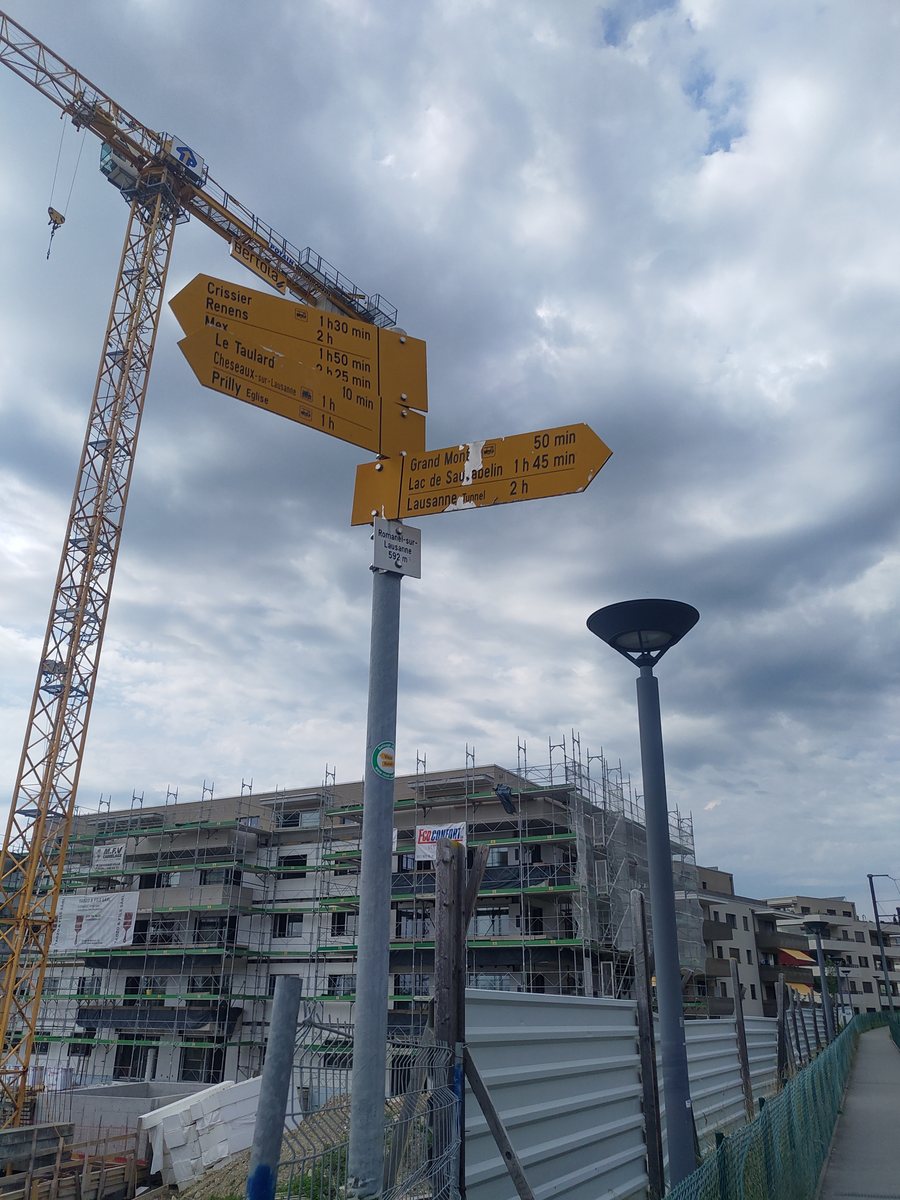 File:Fingerpost Romanel-sur-Lausanne (592m) 2021-06-27.jpg