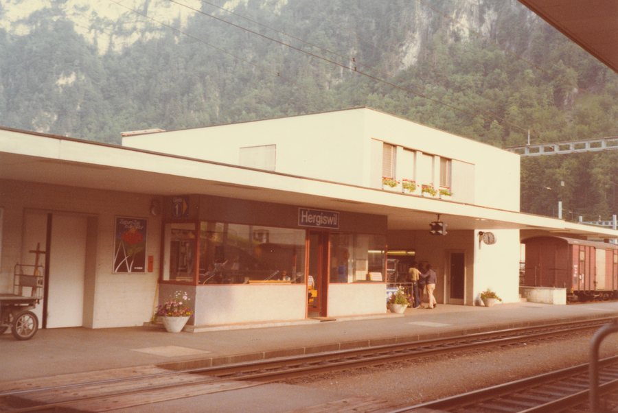 File:SBB Historic - F 122 00484 001 - Hergiswil Stationsgebaeude Bahnseite.jpg