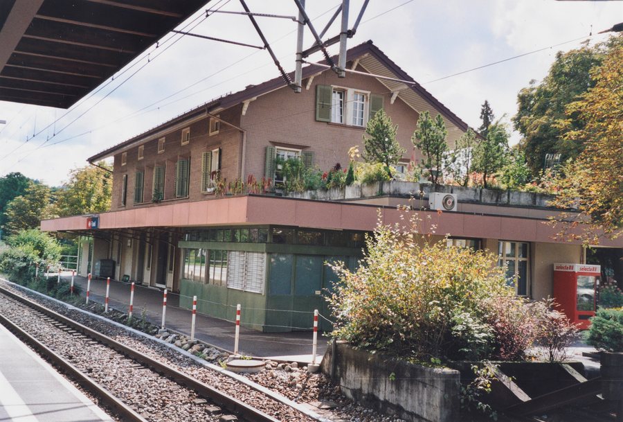 File:SBB Historic - F 122 00383 008 - Flawil Stationsgebaeude Bahnseite.jpg