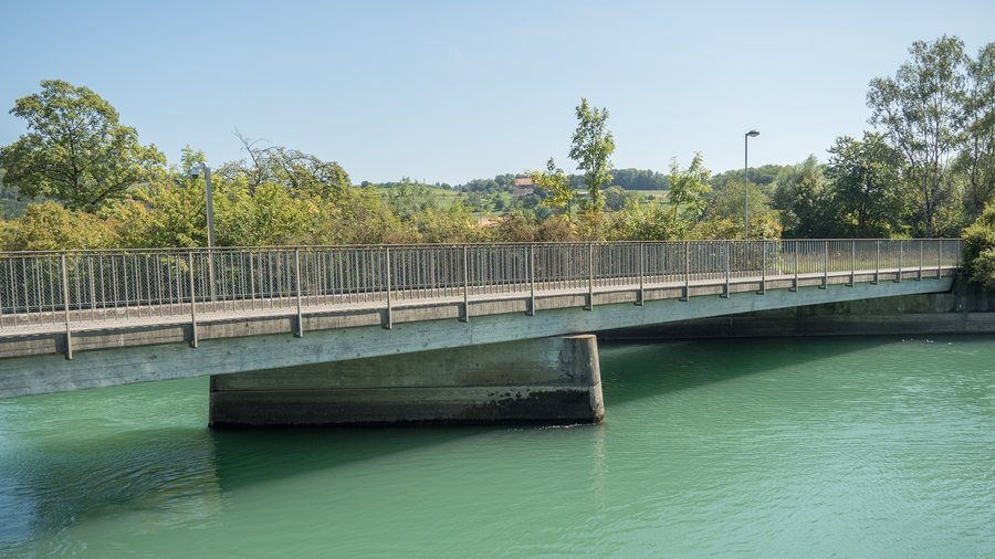 File:Strassenbrücke beim Kraftwerk Niederried über den Niederriedsee (Aare), Detligen BE 20240827-jag9889.jpg