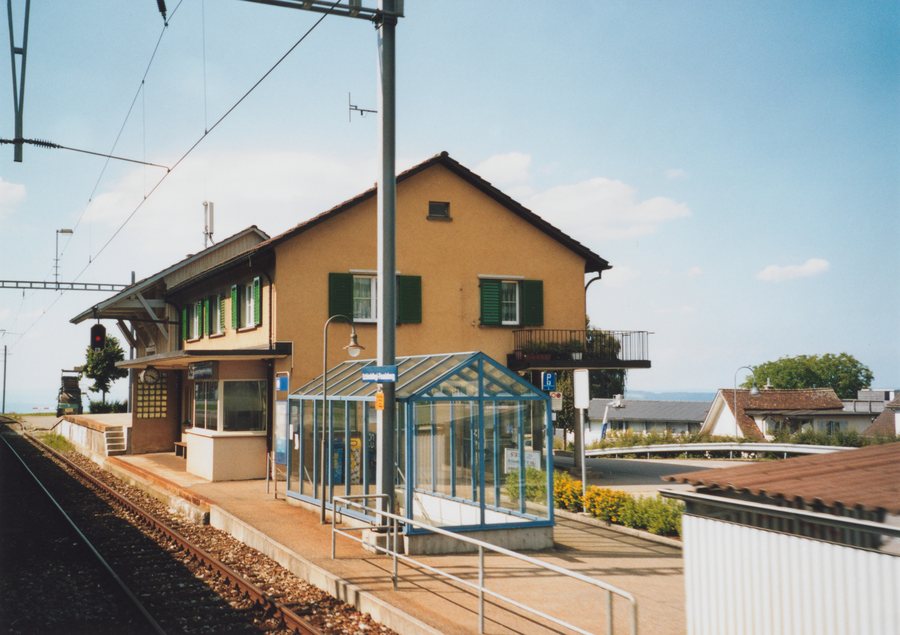 File:SBB Historic - F 122 00952 003 - Schindellegi-Feusisberg SOB Stationsgebaeude mit Gueterschuppen Stirn- Bahnseite.jpg