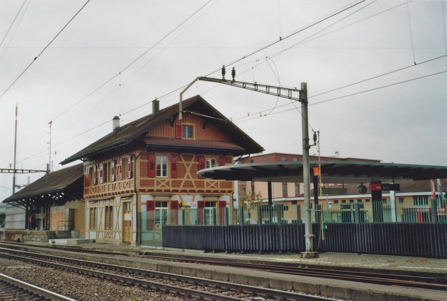 File:SBB Historic - F 122 01005 006 - Sins Stationsgebaeude Bahnseite.jpg