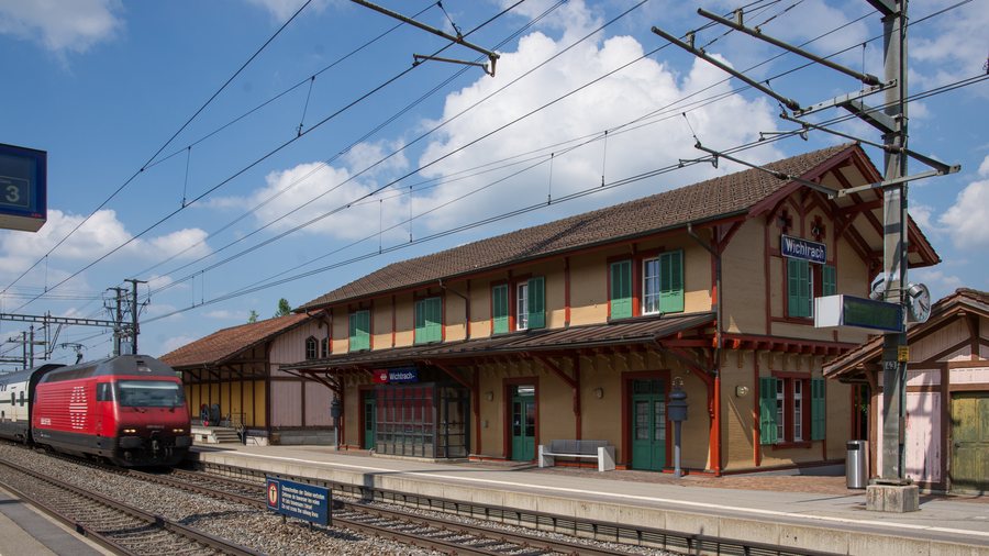 File:Wichtrach Bahnhof-2.jpg