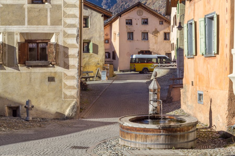 File:Hölzerner Dorfbrunnen in Guarda GR.jpg