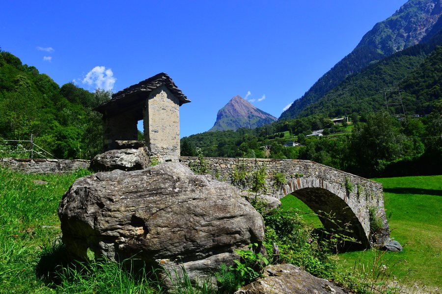 File:Römerbrücke bei Aquila im Bleniotal.jpg