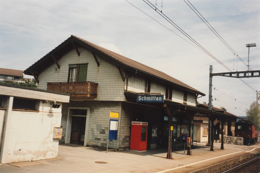 File:SBB Historic - F 122 00958 005 - Schmitten Stationsgebaeude Bahnseite.jpg