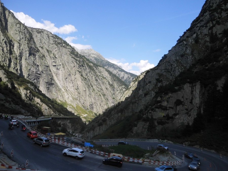 Kurvenreiche Bergstraße durch ein Schweizer Alpental